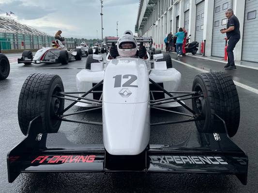 Découvrez le pilotage d'une voiture de course sur le circuit de Nevers Magny-Cours Grand Prix lors d'un stage de pilotage avec Mercury Silver