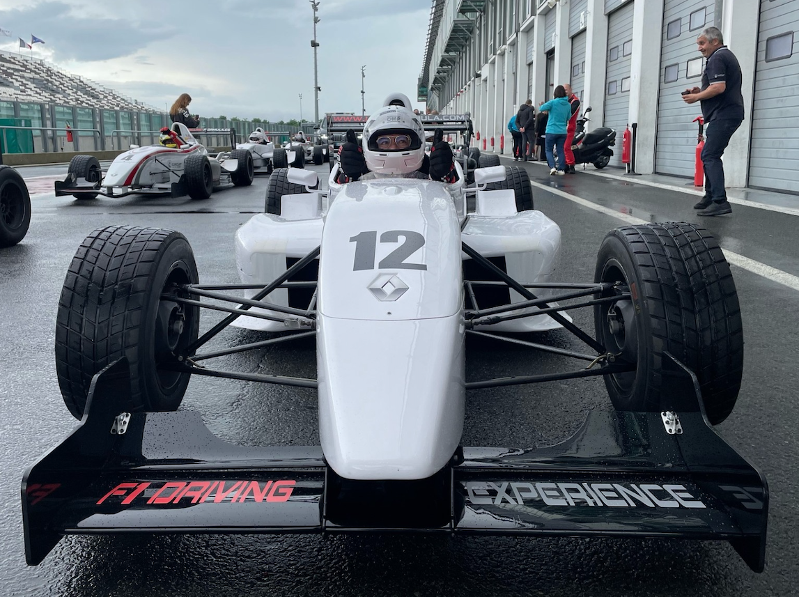 Découvrez le pilotage d'une voiture de course sur le circuit de Nevers Magny-Cours Grand Prix lors d'un stage de pilotage avec Mercury Silver