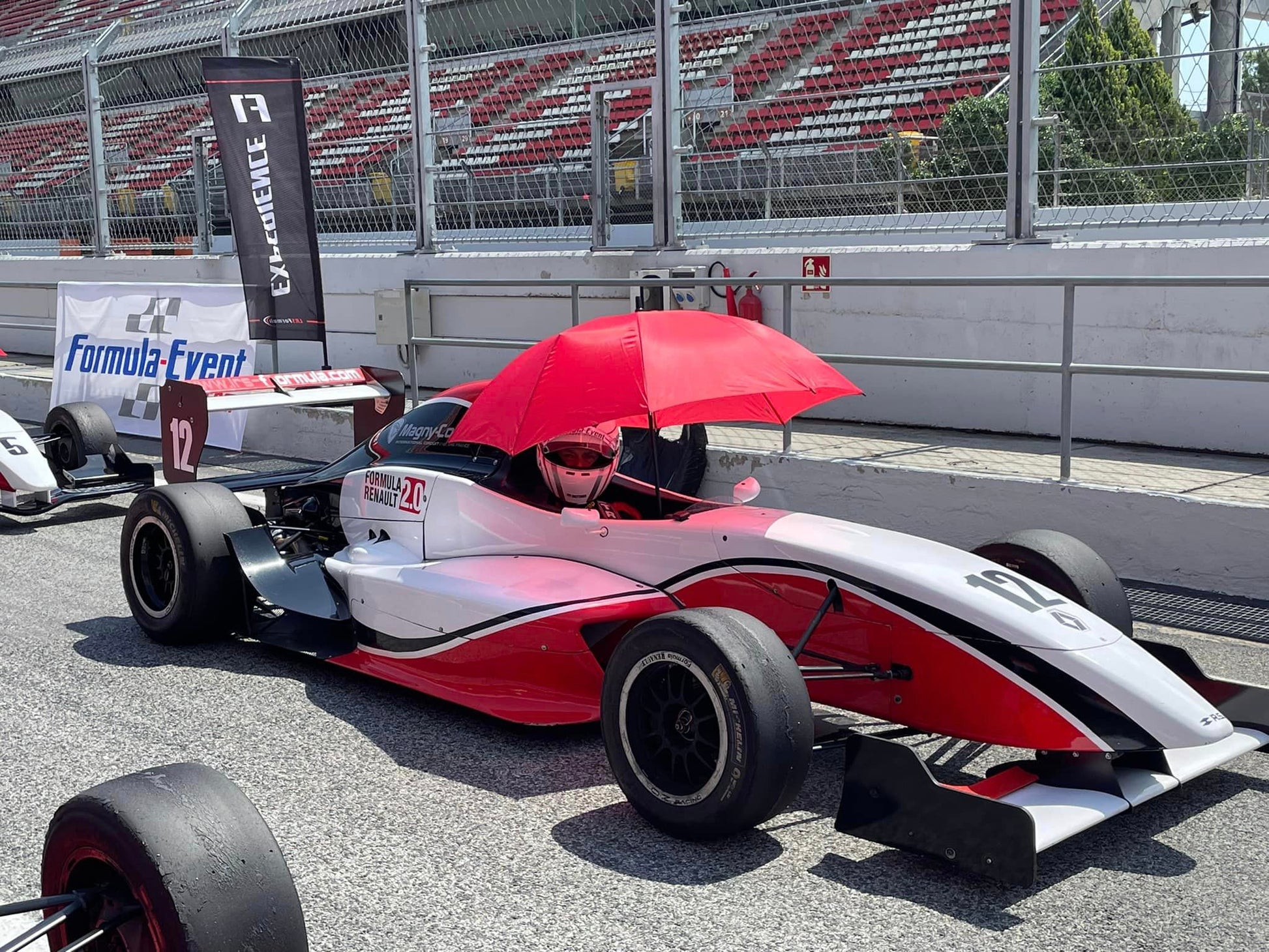 En piste sur le Circuit de Barcelona-Catalunya en Formule Renault