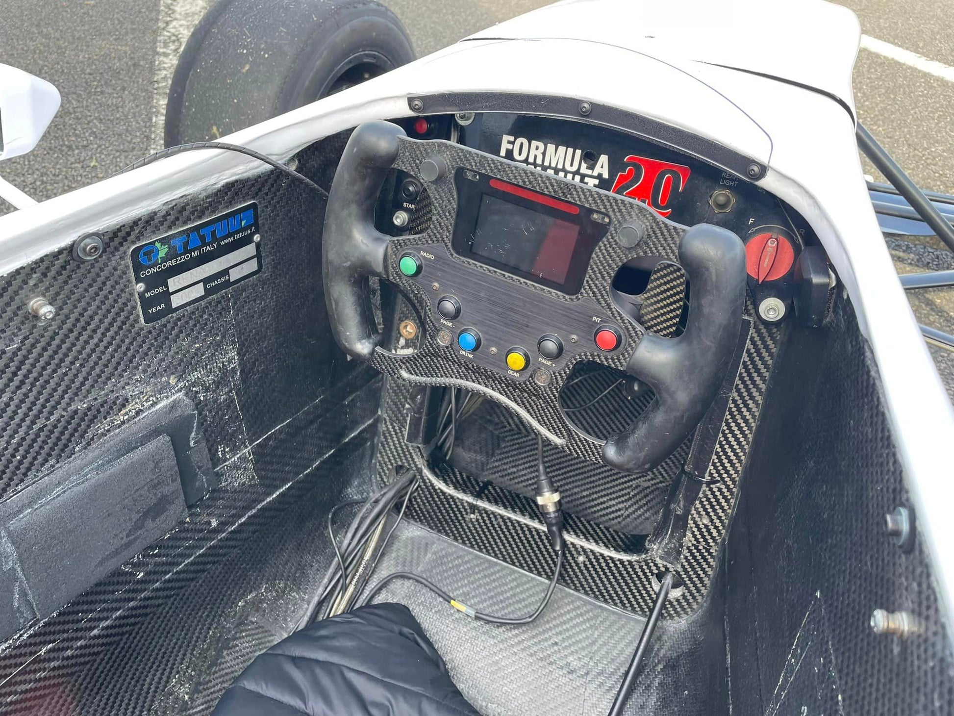 Cockpit Formule Renault 2.0 avec volant dashboard et palettes au volant. A piloter lors d'un stage de pilotage sur circuit avec Mercury Silver