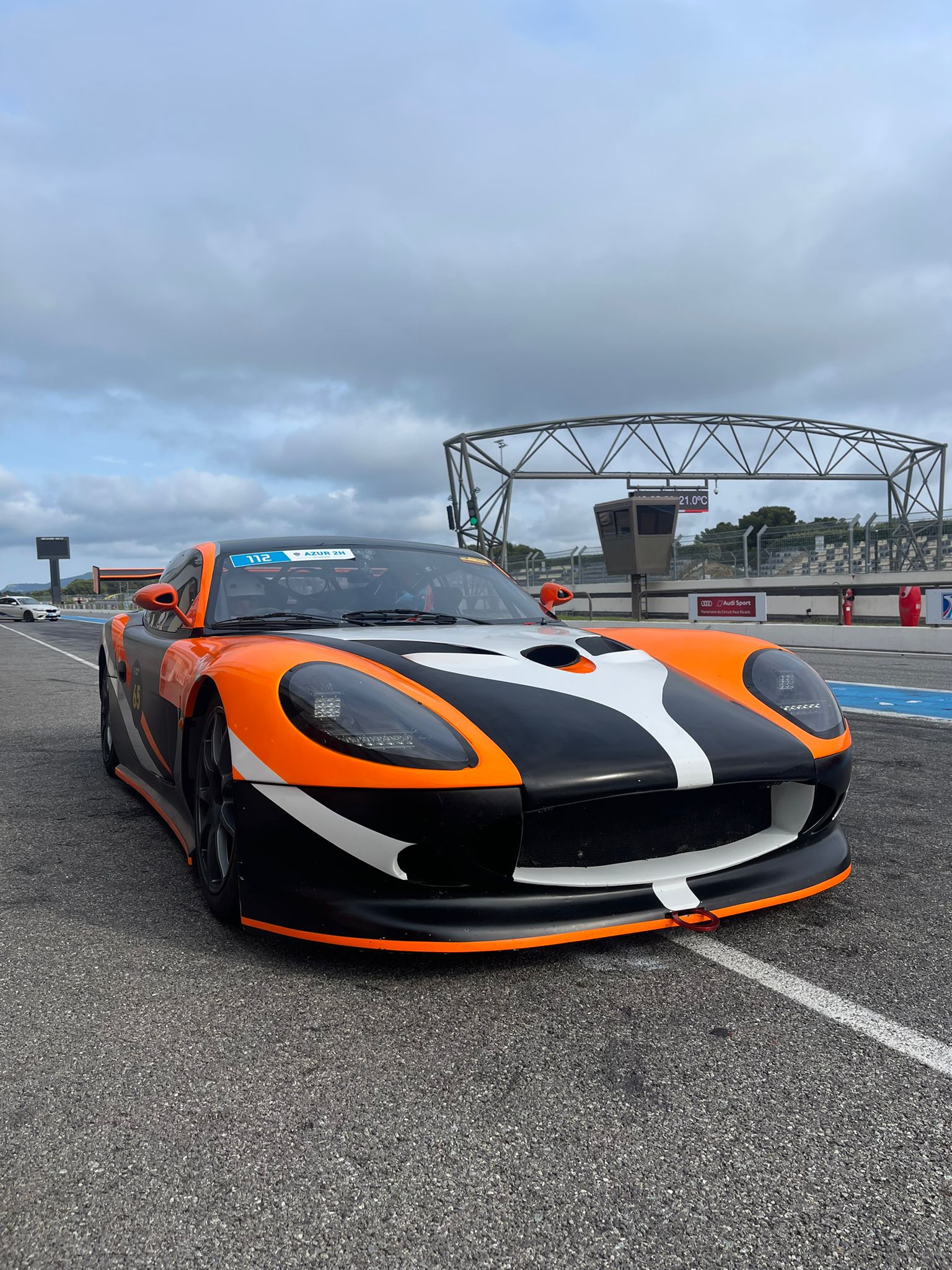 Ginetta G50 V6 Duratec GT4 en stage de pilotage Mercury Silver