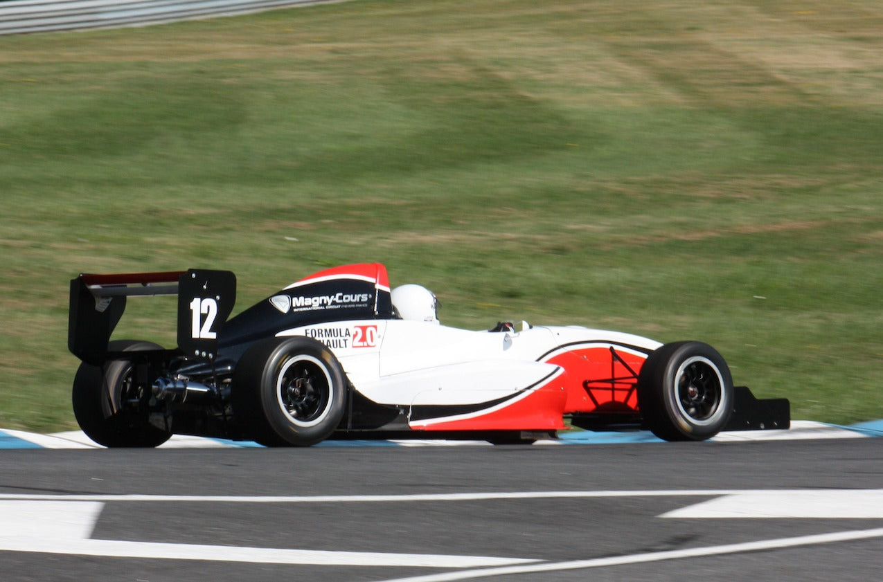 Gentleman Driver au volant de sa Formule Renault sur circuit.