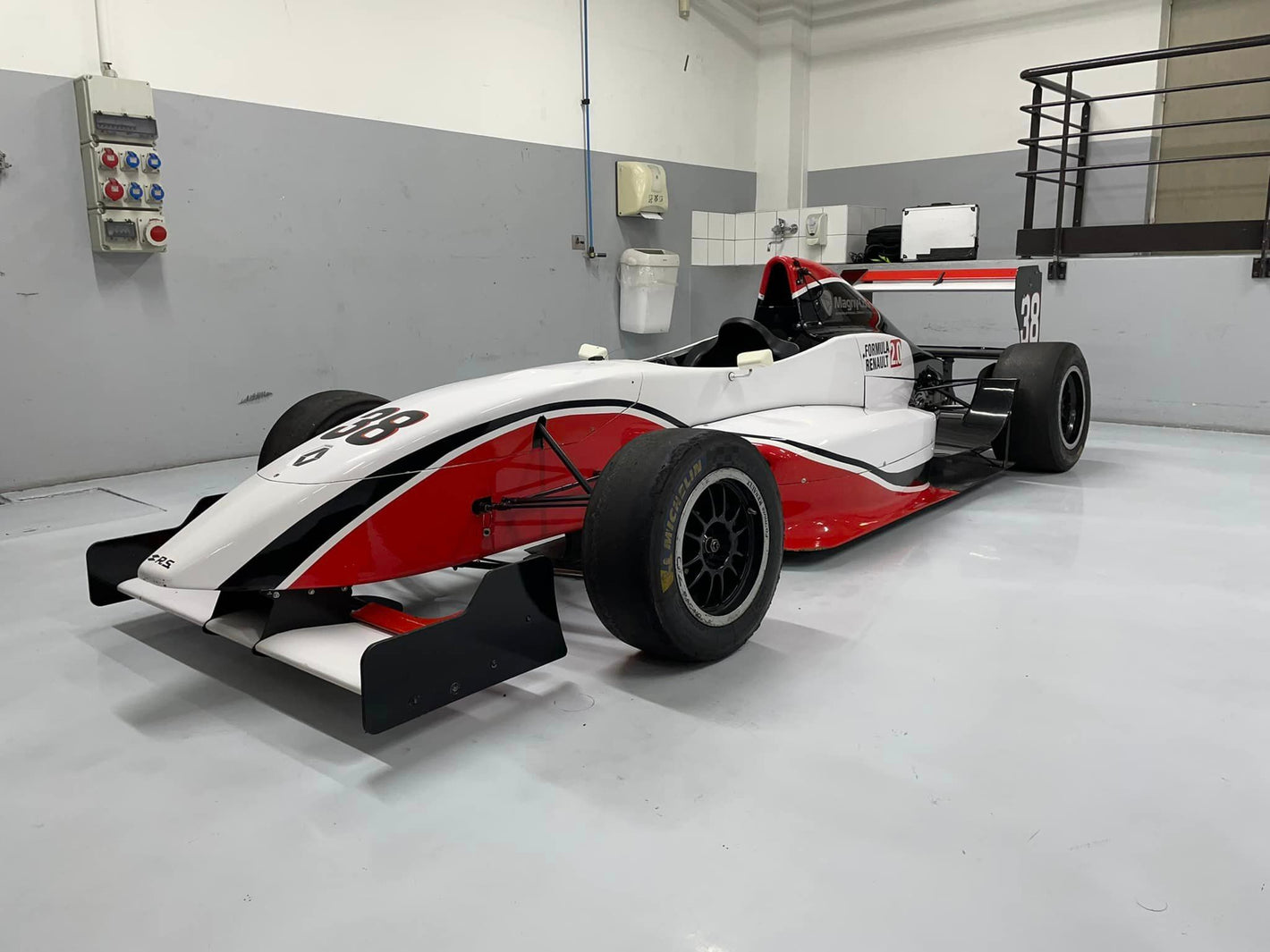 Monoplace de Formule Renault idéale pour apprendre à piloter une voiture de course