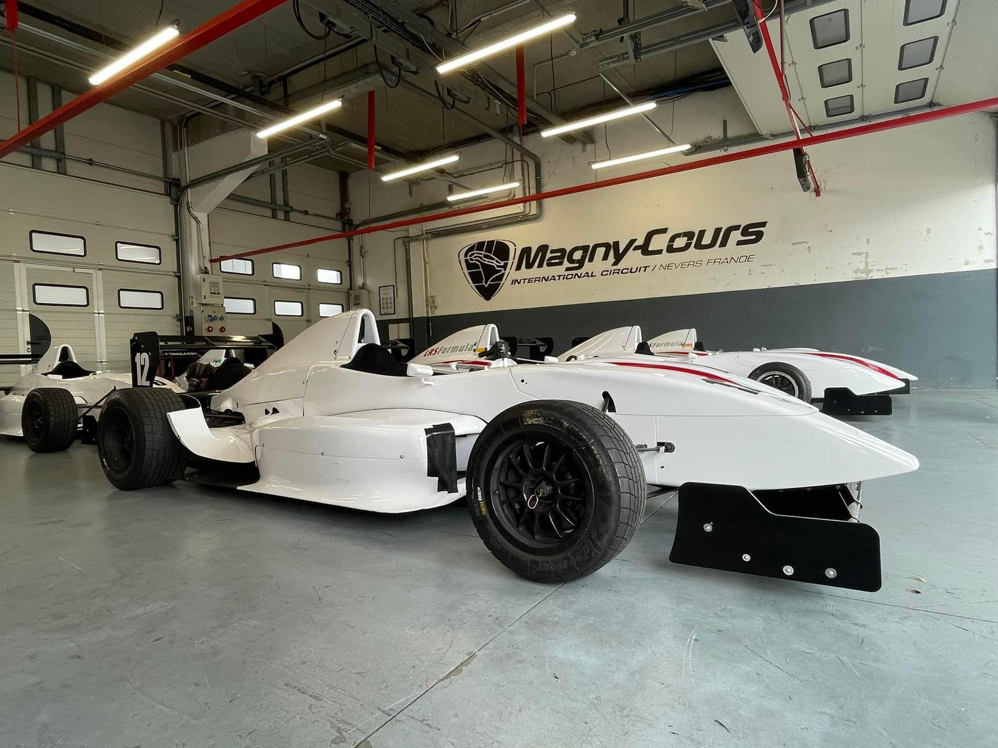 Effectuez un stage de pilotage en Formule Renault sur le Circuit de Nevers Magny-Cours avec Mercury Silver. Une vraie voiture de course sur un magnifique circuit de F1 !