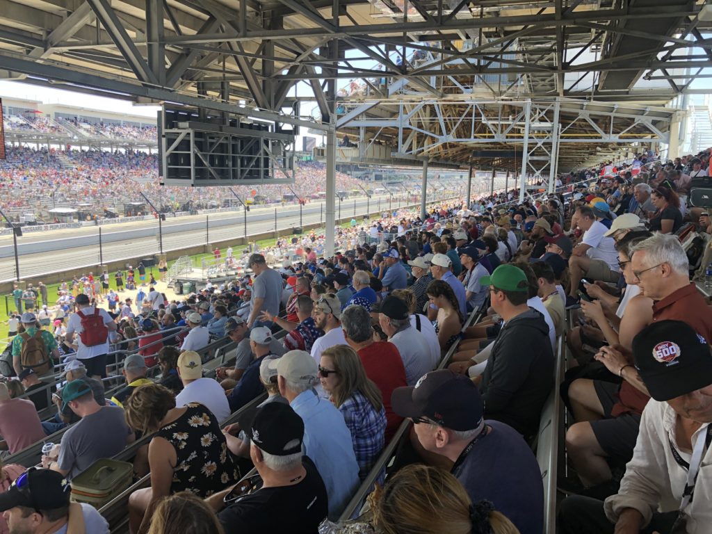 Indianapolis 500, une foule immense en tribune à quelques minutes du départ d'Indy 500 ! Ambiance garantie !